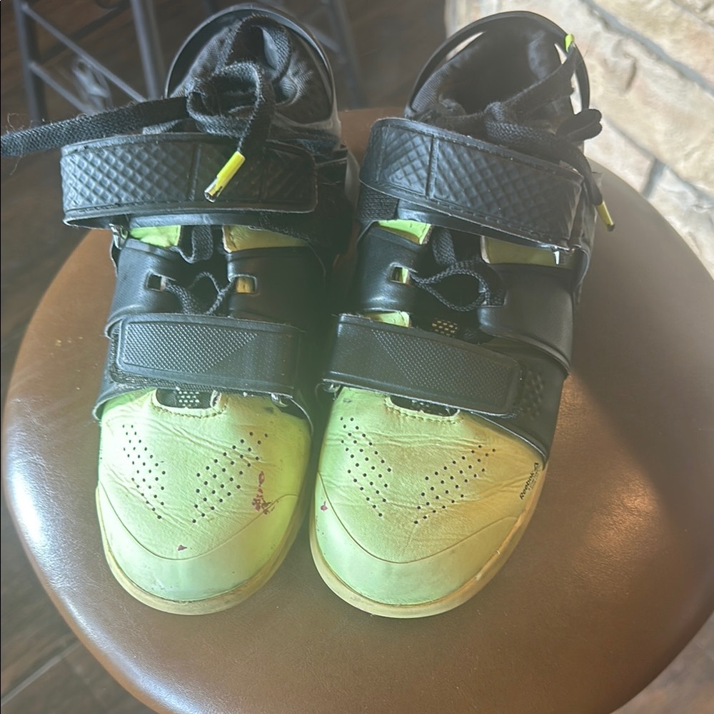 Lifting Reebok shoes. Size 7 1/2 women shoes.